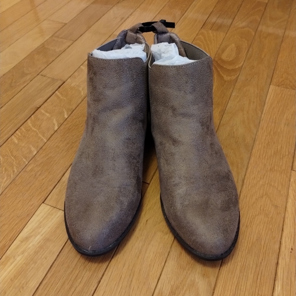 Chelsea Flat Ankle Booties - Picture 5 of 13